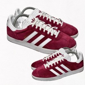 Adidas gazelle Vinröd - Tja! Nu säljer vi dessa feta adidas gazelle i vinröd, skick 8,5/10 och passar storlek 44. De fetaste skorna får adidas gazelle serien enligt oss och många andra.  Kontakta oss vid fundering eller köp, ha det fint!🔥