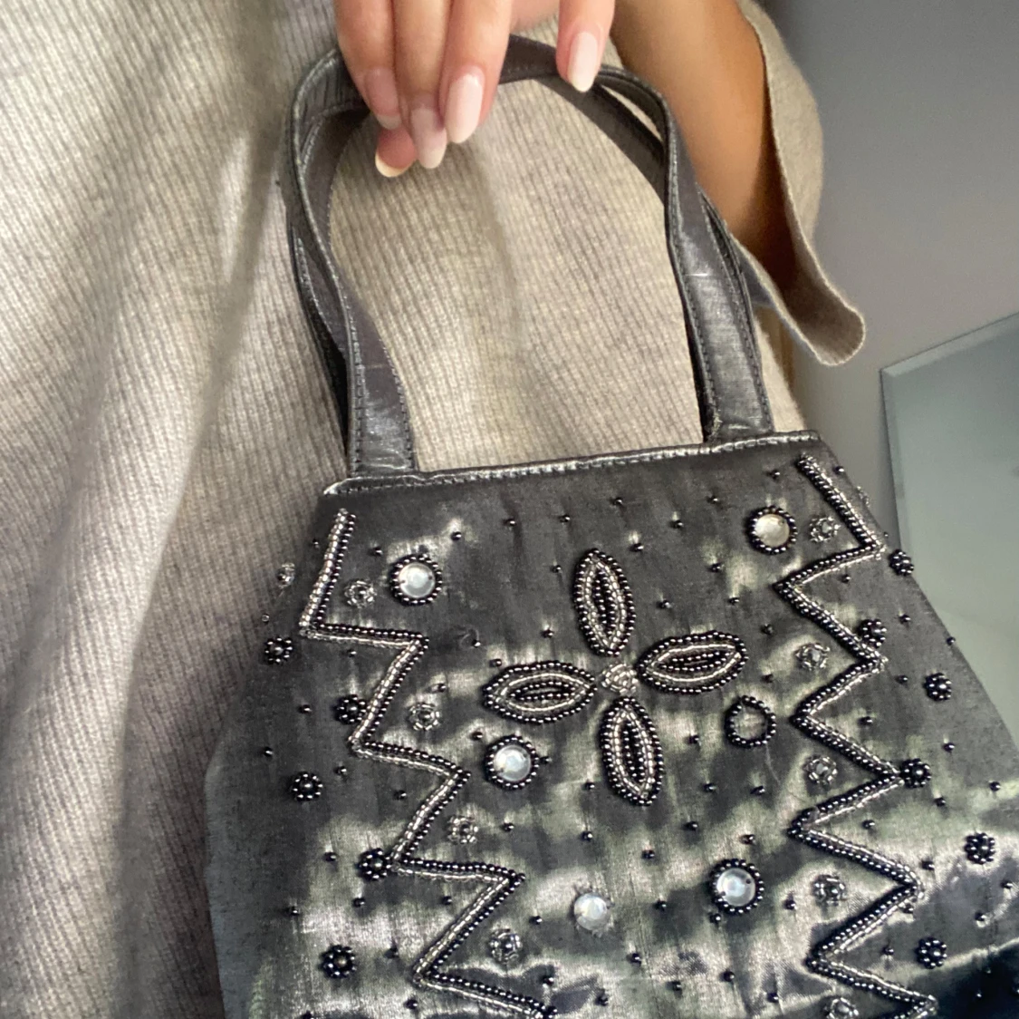 Grå axelväska med pärldetaljer