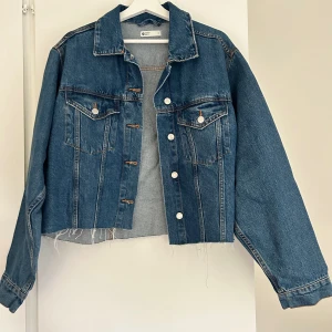 Jeansjacka från Gina Tricot - En jeansjacka från Gina Tricot i storlek M. Den är använd en gång och är i nyskick.