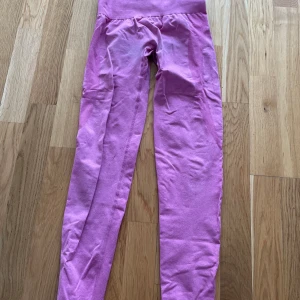Träningsleggings - Rosa träningstights från märket NVGTN, som nya, tjocka i materialet, sitter på och  åker inte ner, true to size, nästintill oanvända