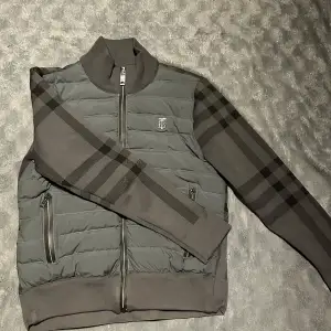 Hejsan! Vi säljer en burberry cardigan inköpt för 11000 kr denna modell är väldigt ovanlig o svår att få tag på, skick 10/10 storlek M