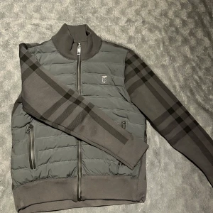 burberry cardigan - Hejsan! Vi säljer en burberry cardigan inköpt för 11000 kr denna modell är väldigt ovanlig o svår att få tag på, skick 10/10 storlek M