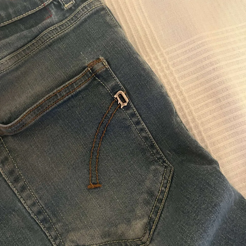 Säljer mina Dondup jeans. Jeansen är i bra skick och storlek 31. Mitt pris 700kr. Jeans & Byxor.