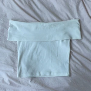 Vit offshoulders - Säljer denna vita offshoulders tröjan från ginatricot! Använd 1 gång bra skick säljer för den är för liten💕