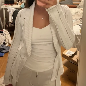 Kofta - Supersöt kofta! Ett hål på baksidan (se sista bilden) men annars i bra kvalitet. Storlek är osäkert men ca S