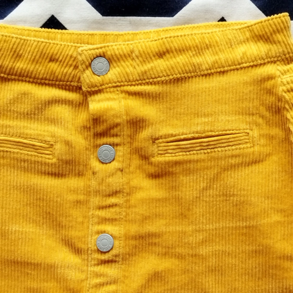 Gul manchesterkjol med knappar - 90