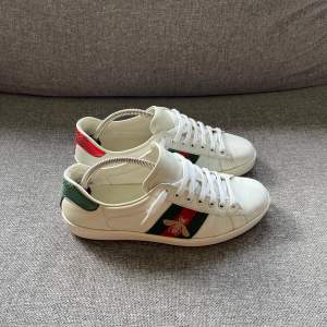 Säljer ett par sköna Gucci skor i size 42. Hör av er vid frågor & funderingar!