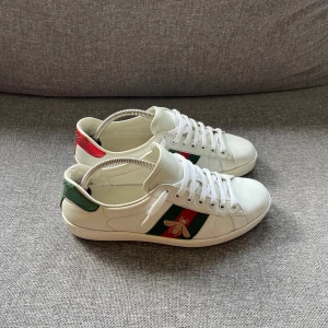 Gucci Sneakers - Säljer ett par sköna Gucci skor i size 42. Hör av er vid frågor & funderingar!