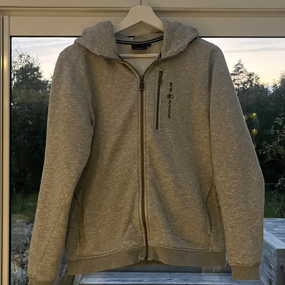 Bra skick, säljer för den knappast används. Skriv om du undrar något🤩. Hoodies.