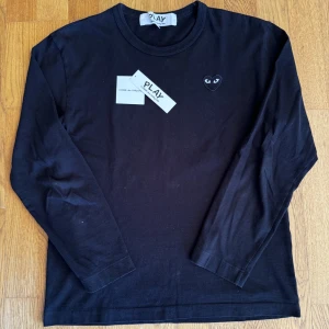 Comme des garçons play långärmad - En svart CDG play långärmad, mycket lite använd köpt på Très bien i Malmö för 1200 kr, kvitto finns, storlek L