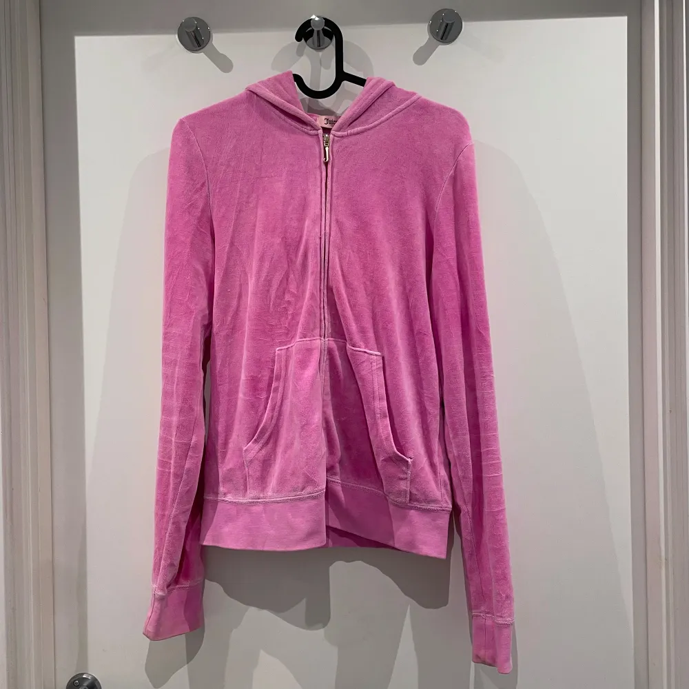 vintage juicy couture zip up jacka i storlek L, vill också passa en M . Hoodies.