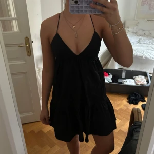 Svart klänning  - Svart cocktail klänning från zara. 