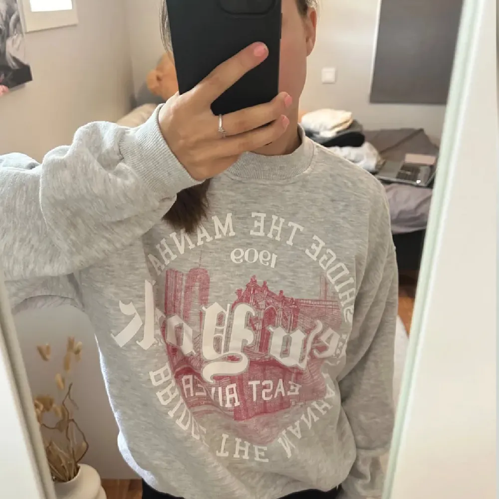 Så fin sweatshirt som inte kommer till användning längre💕Den är i Xs men skulle säga passar även större då den är lite oversized🥰 Den är i nyskick. Tröjor & Koftor.