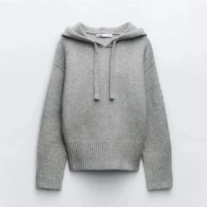 En stickad grå tröja med luva🙂 - Jag säljer min gråa stickade tröja med luva från zara i Storlek S😍