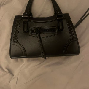 svart handväska Gina  - svart handväska från Gina, inga defekter, använd en gång