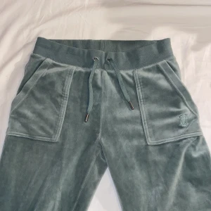 Juicy byxor - Säljer dessa skit snygga juicy byxor i chinos green då jag inte använder de längre❤️de är rätt så använda och är lite smutsiga vid slutet av byxorna( se bild 3)💘