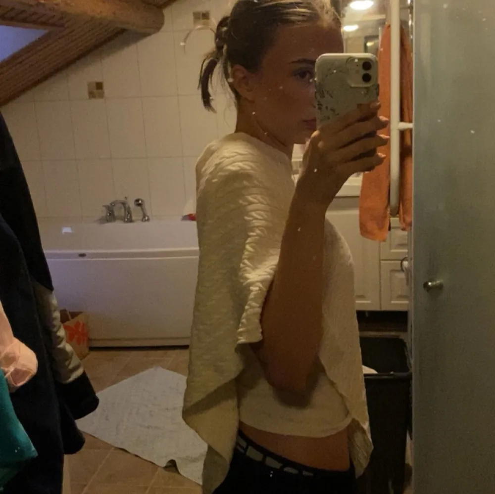 Jättefin vit poncho med fina detaljer och passar perfekt över en t-shirt eller linne. Super mysig och enkel. Perfekt till sommaren! Har aldrig används heller. Står ingen storlek men passar på mig XS/S.. Puserot.