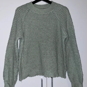 Stickad tröja - Ljusgrön/mintgrön stickad från Lager157. Tröjan är i storlek S💓