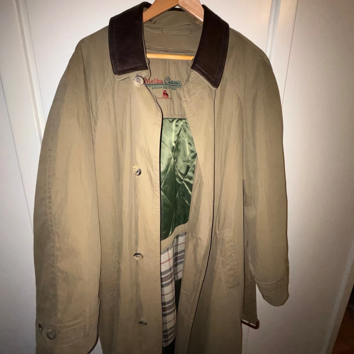 Beige trenchcoat med quiltad insida (Melka classic)