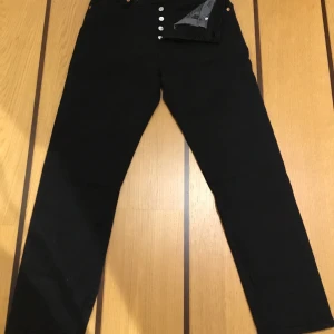 Svarta Levi’s 501 W26 L28 - Svarta Levi’s 501 W26 L28. Bomull, polyester, elastan. 