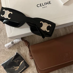 Celine solglasögon 🕶️  - Säljer coolaste solglasögon från Celine in köpt den 6 maj i Paris! Jag använde den mindre än 5 gånger,som ny! 💖 Fodral,låda och oanvänd putsduk o kvitto följa med Nypris 450 € | 5200 kr (mitt pris 4300kr)  kan delbetala i 2 månad, 2150 kr/mån