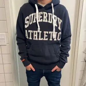 Säljer denna feta Superdry hoodien för endast 299kr nypriset lär ungefär 1000kr skick 7/10 slitet på trycket  Mvh luxury 