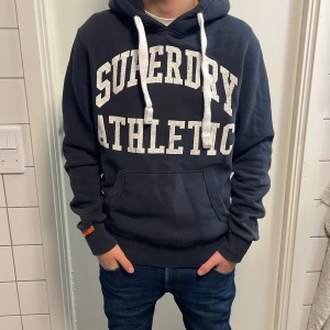 Superdry hoodie - Säljer denna feta Superdry hoodien för endast 299kr nypriset lär ungefär 1000kr skick 7/10 slitet på trycket  Mvh luxury 