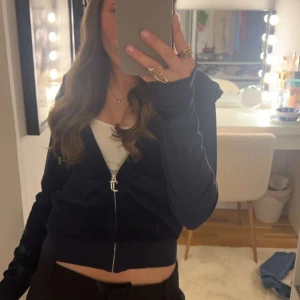 Juicy Couture Kofta  - Fin kofta från juciy couture, inga defekter alls och är så gott som ny 🌸Nypris 1299kr 