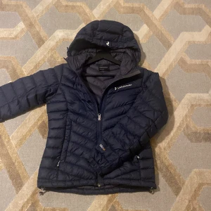 Peak performance jacka  - Hej, säljer nu en Peak performance jacka perfekt inför höst och vinter i jätte fint skick! Jacka är i storlek S och är i en lite mörkare navy färg. Passar dig som är 158-170 perfekt! Kontakta för mer och närmre bilder, och kontakta innan köp! 