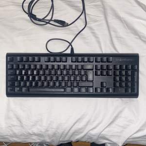 Säljer nu mitt tangentbord då det inte kommer till användning längre. Tangentbordet är ett steelseries apex m750 som är i fint skick. Saknar kvittot.