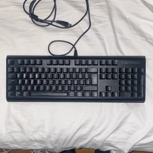 Steelseries Apex M750 - Säljer nu mitt tangentbord då det inte kommer till användning längre. Tangentbordet är ett steelseries apex m750 som är i fint skick. Saknar kvittot.
