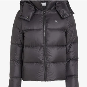 Calvin Klein vinterjacka  - Säljer då jag vill köpa en ny vinterjacka, den är jätte fin och skönt. Inga defekter eller slitning:) Strl M men jag är S och passar mig jätte bra. Nypris 2,2