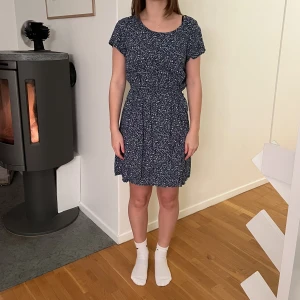 Söt klänning - Supersöt blå klänning med blommor från Kappahl barn. Strl 170. Sparsamt använd, i nyskick. Skriv för mer info 