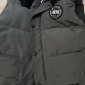 Canada Goose black label väst  - Hej jag säljer den här black label Canada goose väst som är i storlek M och säljer pga inte min stil längre  Västen är i nyskick och bara använt ett fåtal gånger 