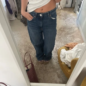 Blå jeans med hög midja - Säljer ett par snygga blå jeans med hög midja. De har en loose och baggy passform. 