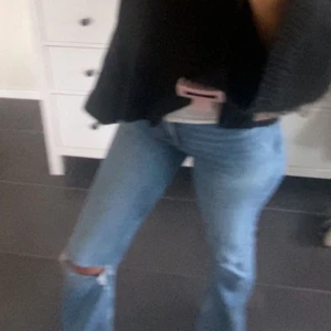 Jeans med hål från Gina - Jeans med hål i högra knäet från Gina Tricot. Fint skick. Använda fåtal gånger. Strl 36 (xs-s)  