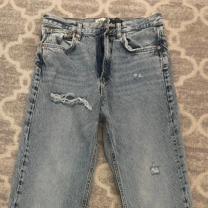Croppade jeans  - Nästan helt oanvända jeans från Zara. Croppade med slitningar. 