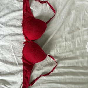 Bh Hunkemöller - Jättefin och söt bh från Hunkemöller! Måttligt använd. Skön och bekväm bh som sitter jättebra☺️ 