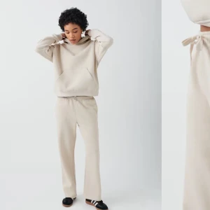 Gina tricot mjukis set - Säljer min fina mjukis set från ginatricot i beige. Tröjan har inte luva ❤️