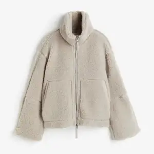 Teddy jacka ifrån H&M, i ljusbeige färgen som inte går att köpa längre. Jackan är i M och har använts 2 gr pga inte min smak 