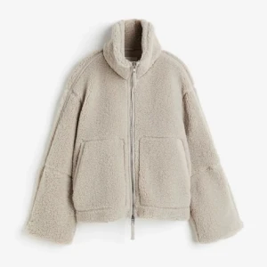 H&M pilejacka  - Teddy jacka ifrån H&M, i ljusbeige färgen som inte går att köpa längre. Jackan är i M och har använts 2 gr pga inte min smak 