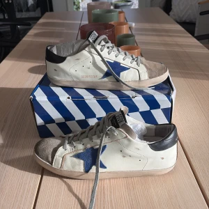 Golden Goose - Säljer dessa Golden Goose. Äkta med orginal box. Ovanlig färg med den blåa stjärnan. Stl 43. Skriv gärna om ni vill ha fler bilder eller har andra frågor. 