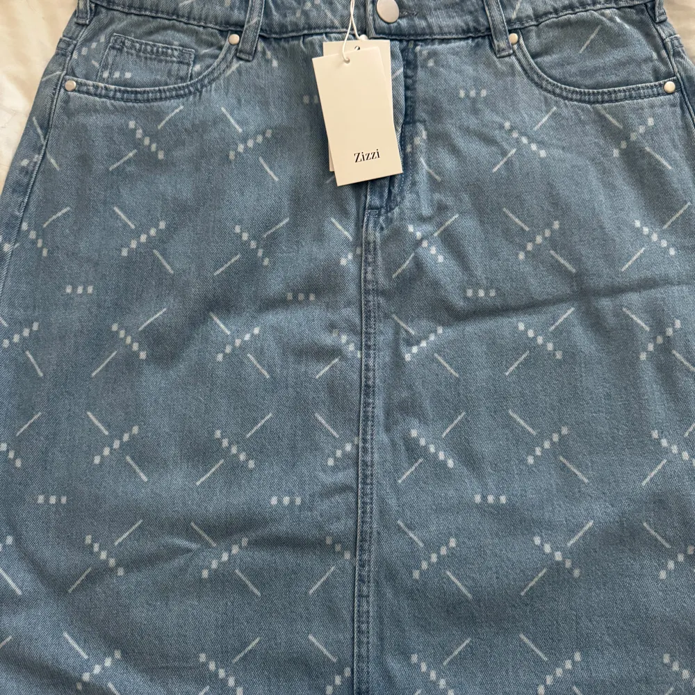 Jeans kjol i storlek 42 helt oanvänd  Lite större i midjan Finns att hämta i Lidköping Betalas med Swish. Kjolar.