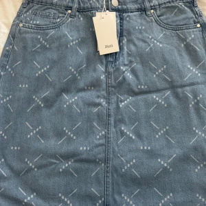 Jeans kjol - Jeans kjol i storlek 42 helt oanvänd  Lite större i midjan Finns att hämta i Lidköping Betalas med Swish