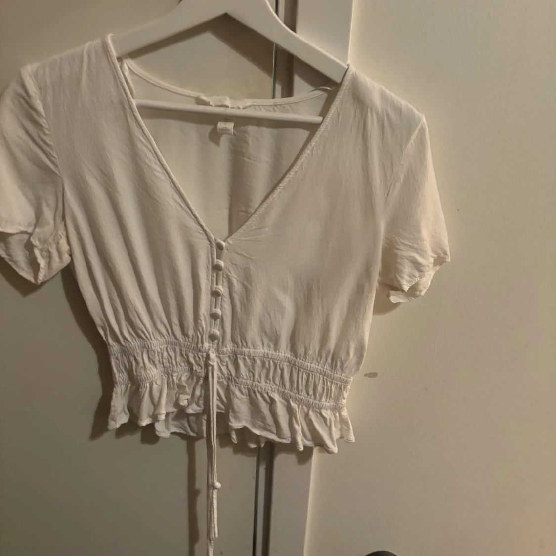 Vit kortärmad blus med knytning