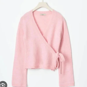 rosa omlottkofta - så himla söt kofta som tyvärr aldrig kommer till användning, helt slutsåld på ginas hemsida. skriv gärna för fler bilder 🩷