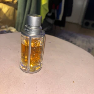 Hugo boss - Säljer en Hugo boss mans parfym, på bilden ser du hur mycket som är kvar, säljs då den inte används. Flaskan har en modern och stilren design med en praktisk sprayfunktion. Perfekt för den som vill ha en stilren accessoar på hyllan. Flaskan rymmer 50 ml.