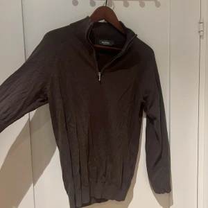 Zip från dressman - Nice zip tröja från dressman, tunn och skönt material, stl S men kan typ passa M 