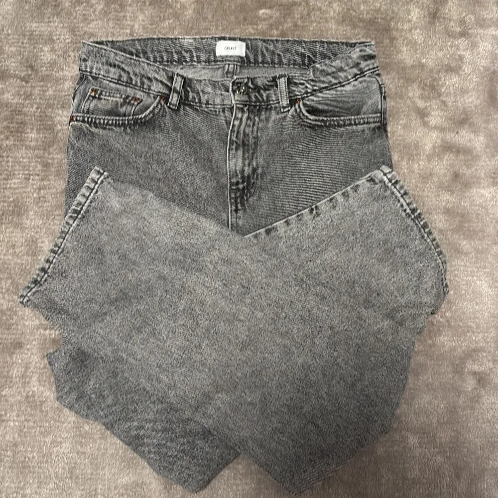 Hej! Säljer ett par grå jeans från Grunt i bra skick. Storlek 162. Perfekta för vardag! Hör av dig vid frågor🤙pris kan diskuteras vid snabb och smidig affär!😀. Jeans & Byxor.