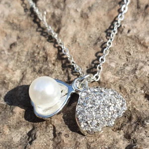 Sött halsband "Mussla med pärla" - Gulligt halsband "mussla med vit pärla i" oanvänd. Mått på kedjan är: 47 + 5 cm ✨️Titta igenom alla mina upplagda och köp fler saker i bundle för att spara på frakten och få allt du köpt i ett och samma paket✨️